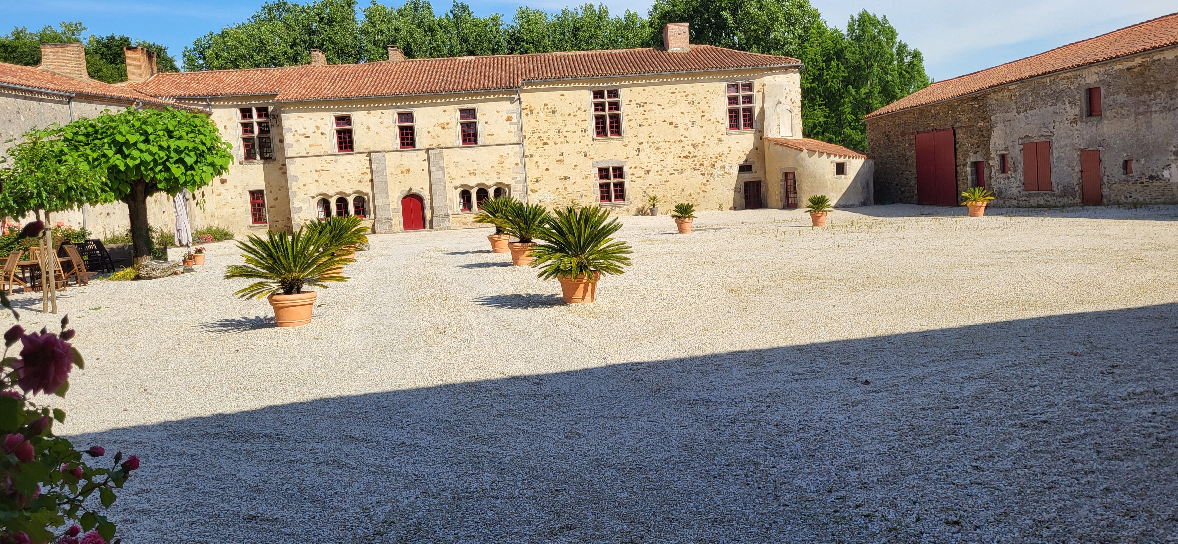 Visite commentée de la cour intérieure ainsi que de la chapelle  du logis du Gué (lieu-dit le Guy) 85150 Sainte Flaive des Loups