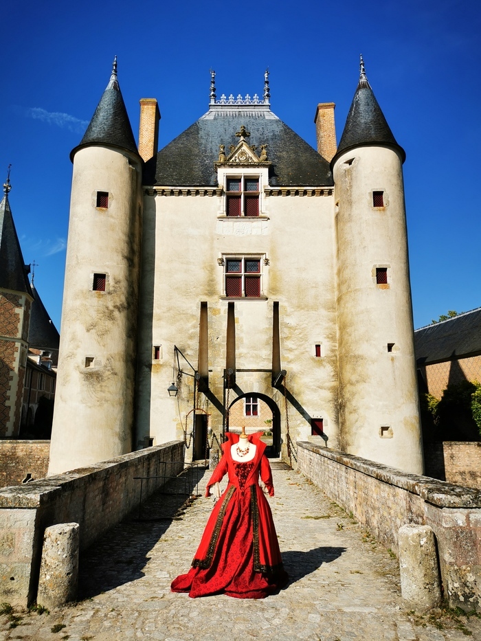 À l'occasion des Journées européennes du patrimoine et pendant 1 mois, les costumes de scène du CADO s'exposent au château de Chamerolles