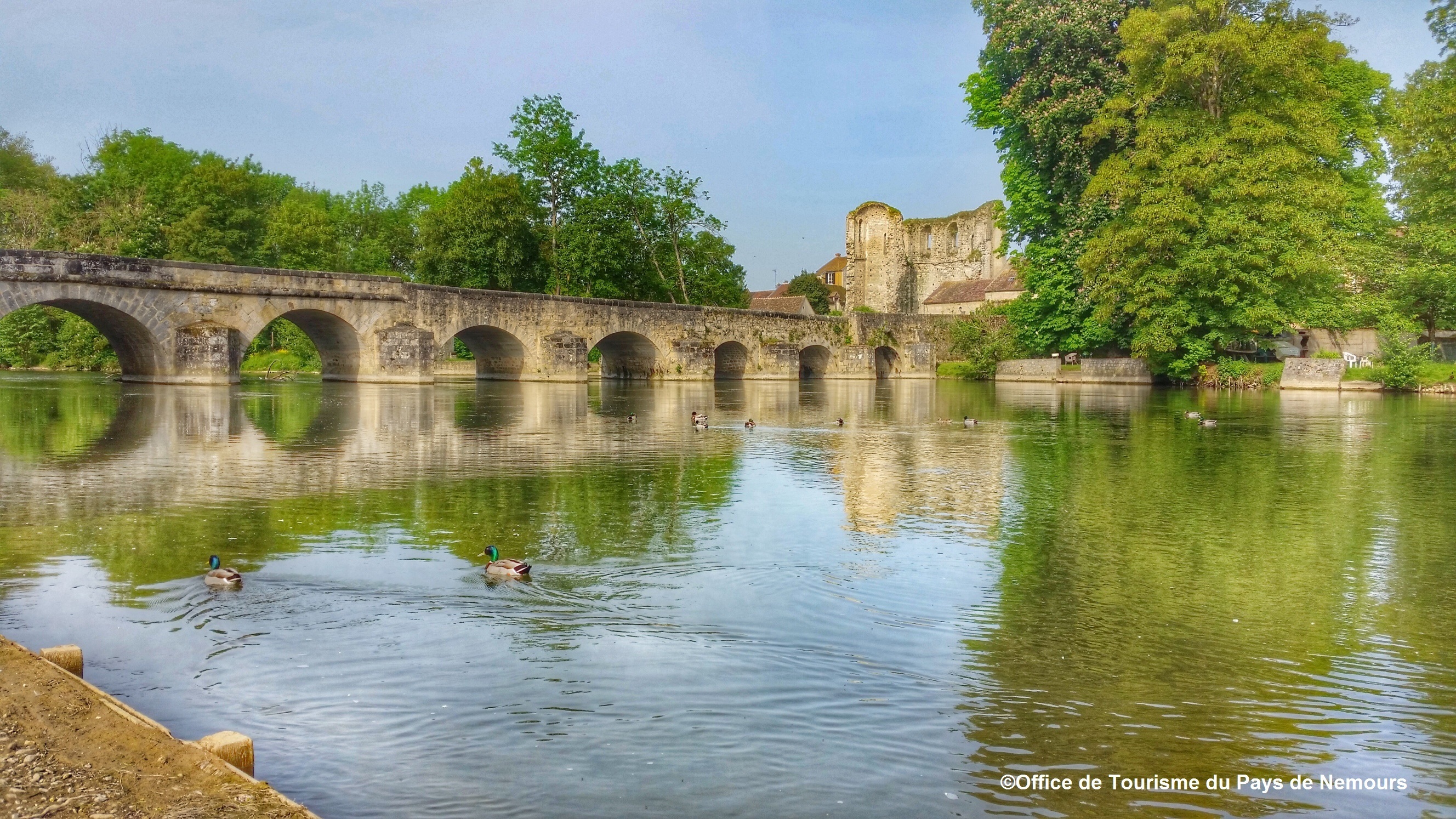 Le vieux pont de pierre "Témoin du temps qui passe"