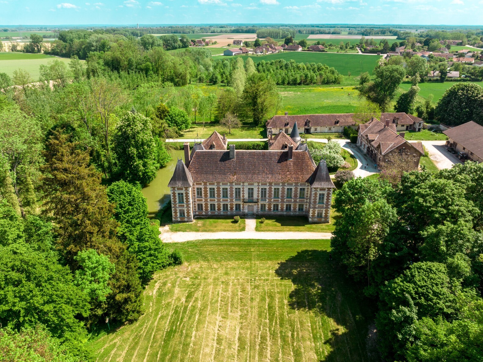 Découvrez les extérieurs d'un château aubois du XVIIe siècle