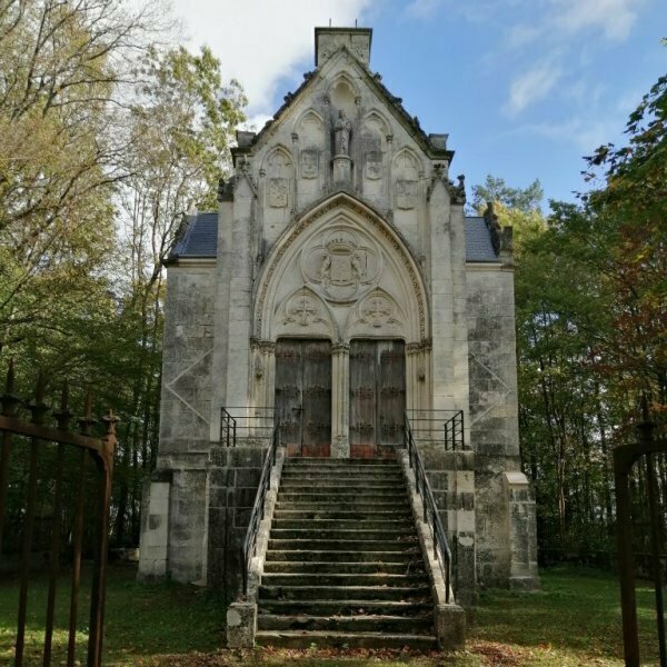 Visite d'une chapelle néo-gothique du XIXᵉ siècle