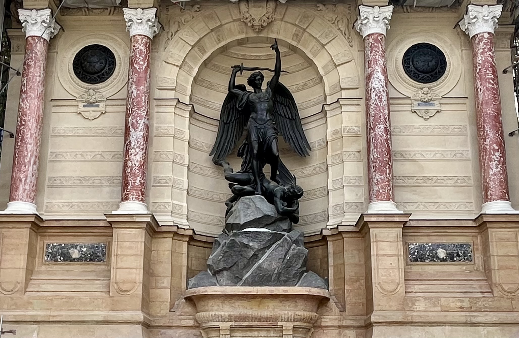 Découvrez les sculptures de la fontaine Saint-Michel