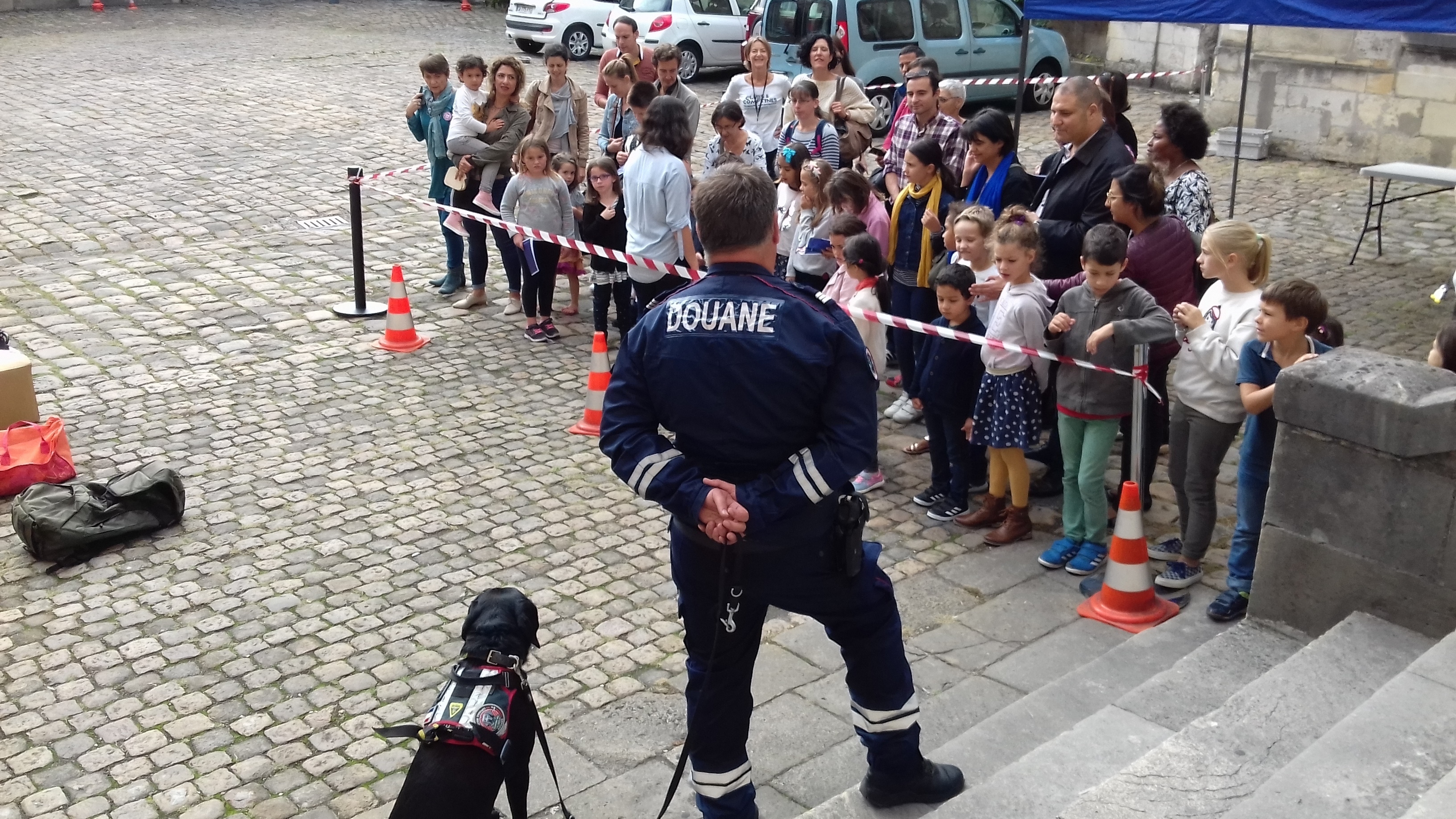 Rencontrez une équipe maître-chien et découvrez les différents métiers de la douane.