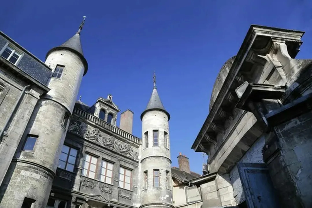 Immersion dans un musée: entre art textile et Renaissance champenoise