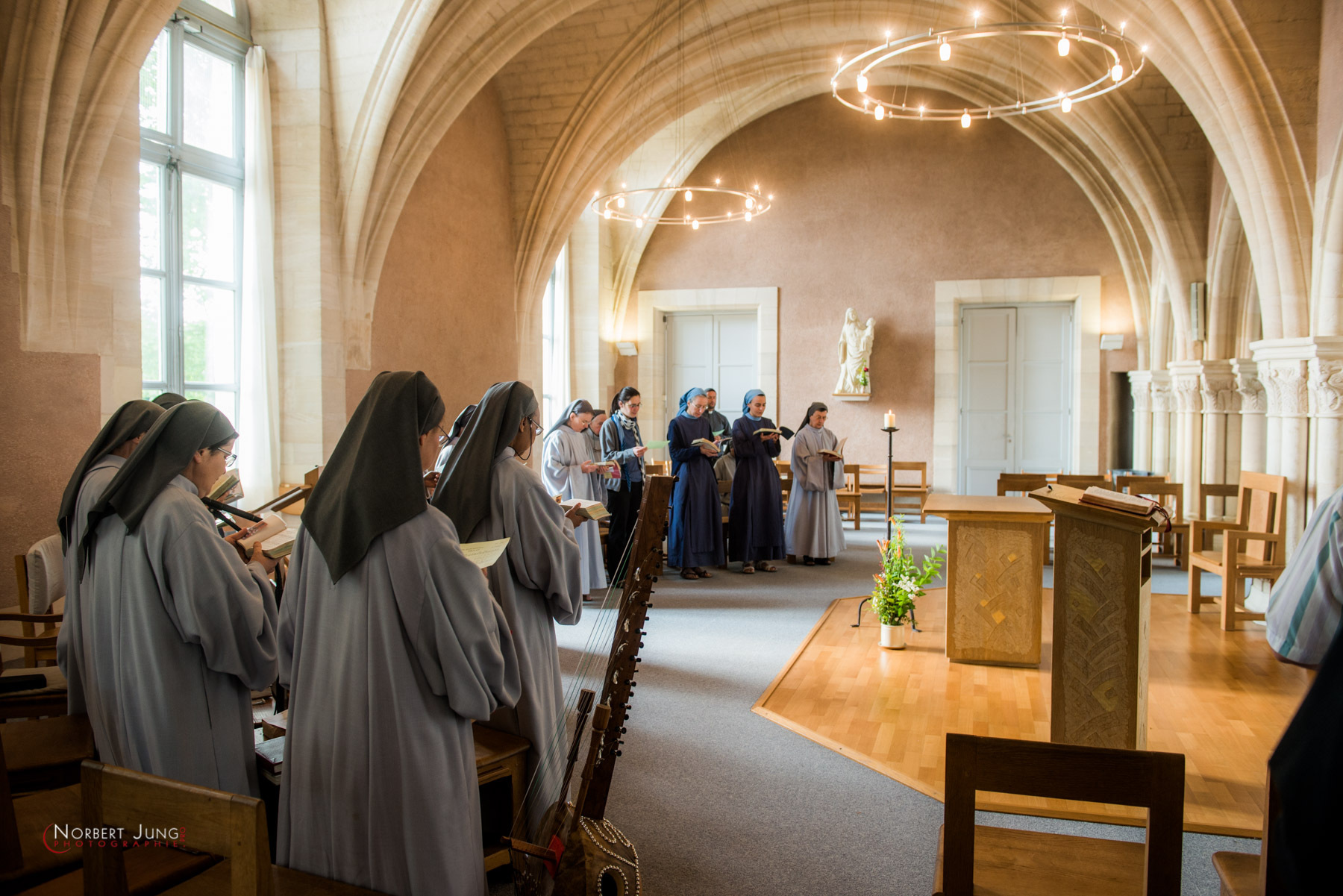 Visite guidée de la salle capitulaire d'un monastère