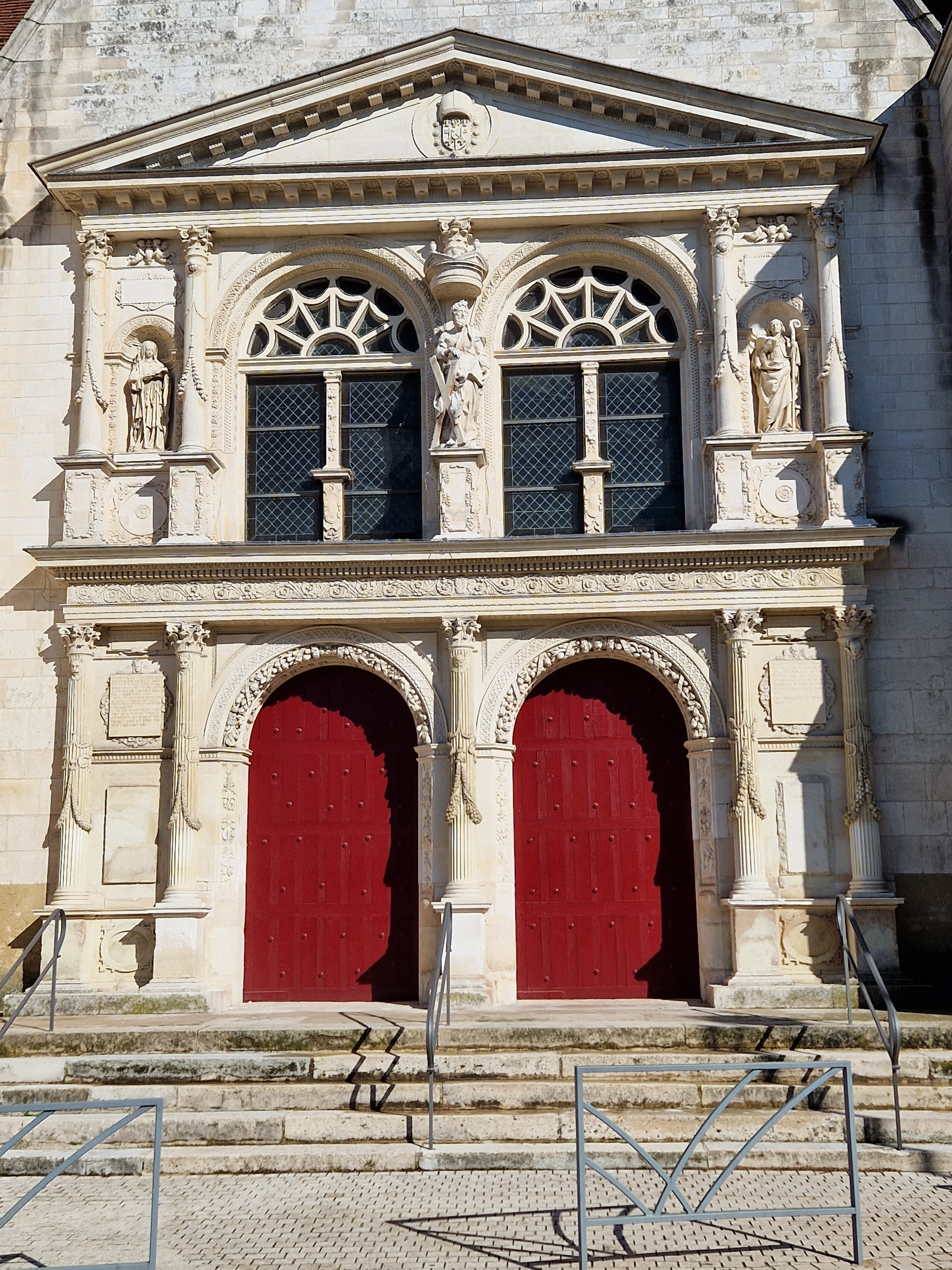 Venez découvrir les abords d'une église datée du XVIe siècle