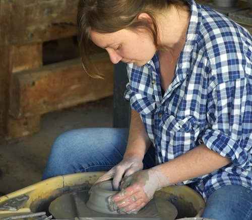 Démonstration d'artisan céramiste