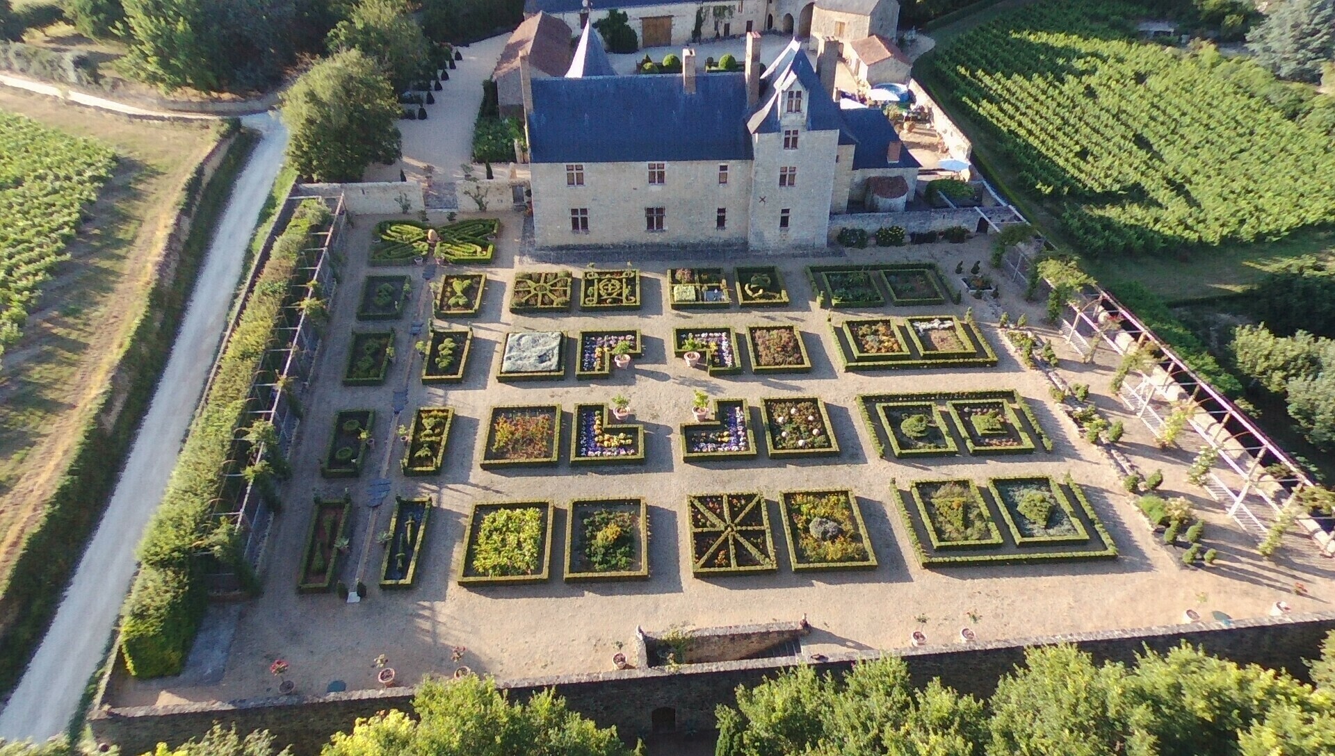 Les journées européennes du patrimoine au château de Villeneuve, monument historique des XIIe et XVe siècle et ses jardins à Martigné Briand,