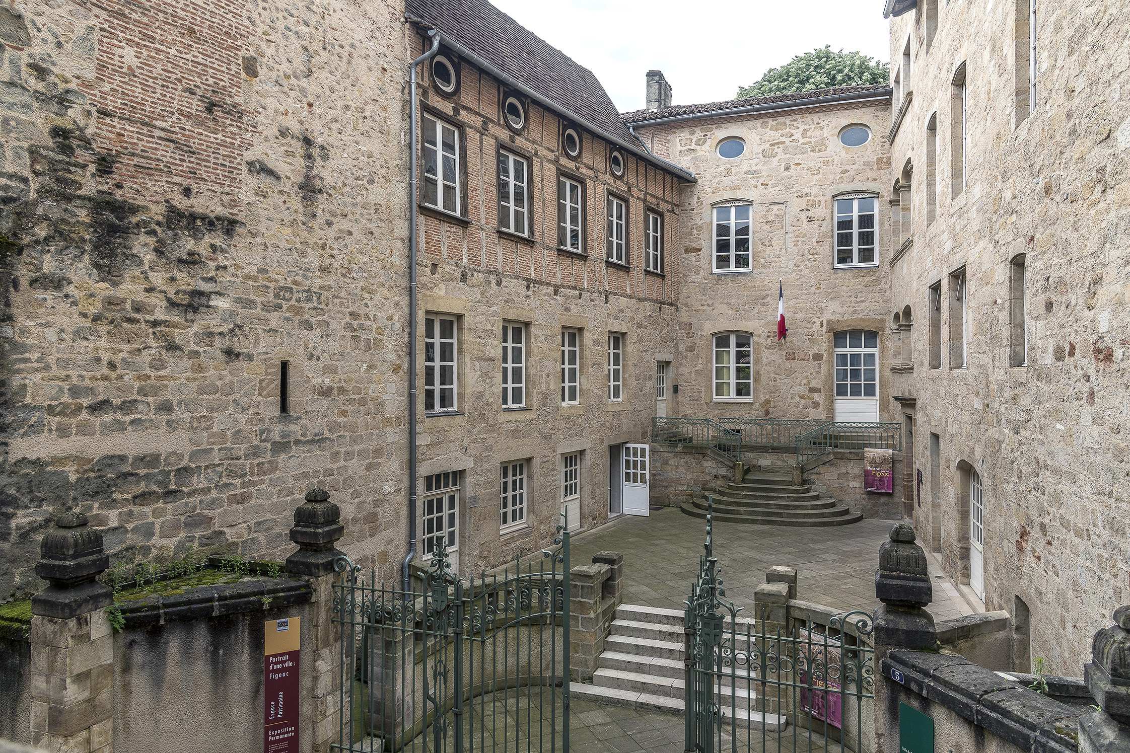 Visite guidée de l'hôtel de ville de Figeac et des archives municipales
