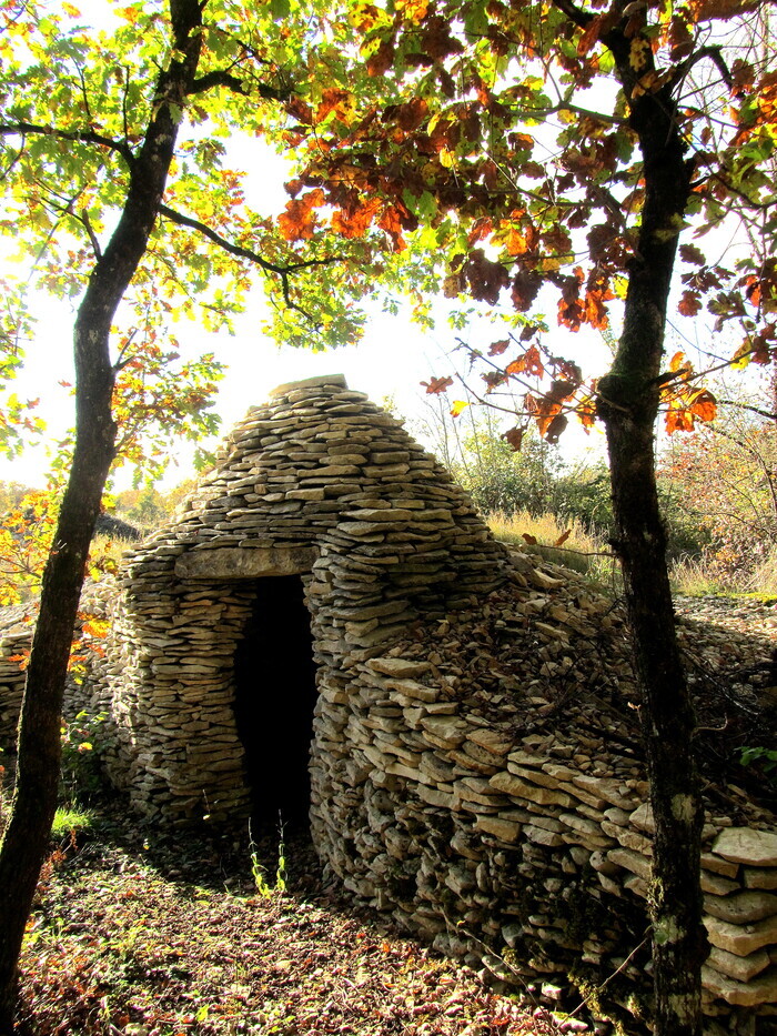 Randonnée dans les meurgers d'Accolay et visite des cabanes de pierres sèches