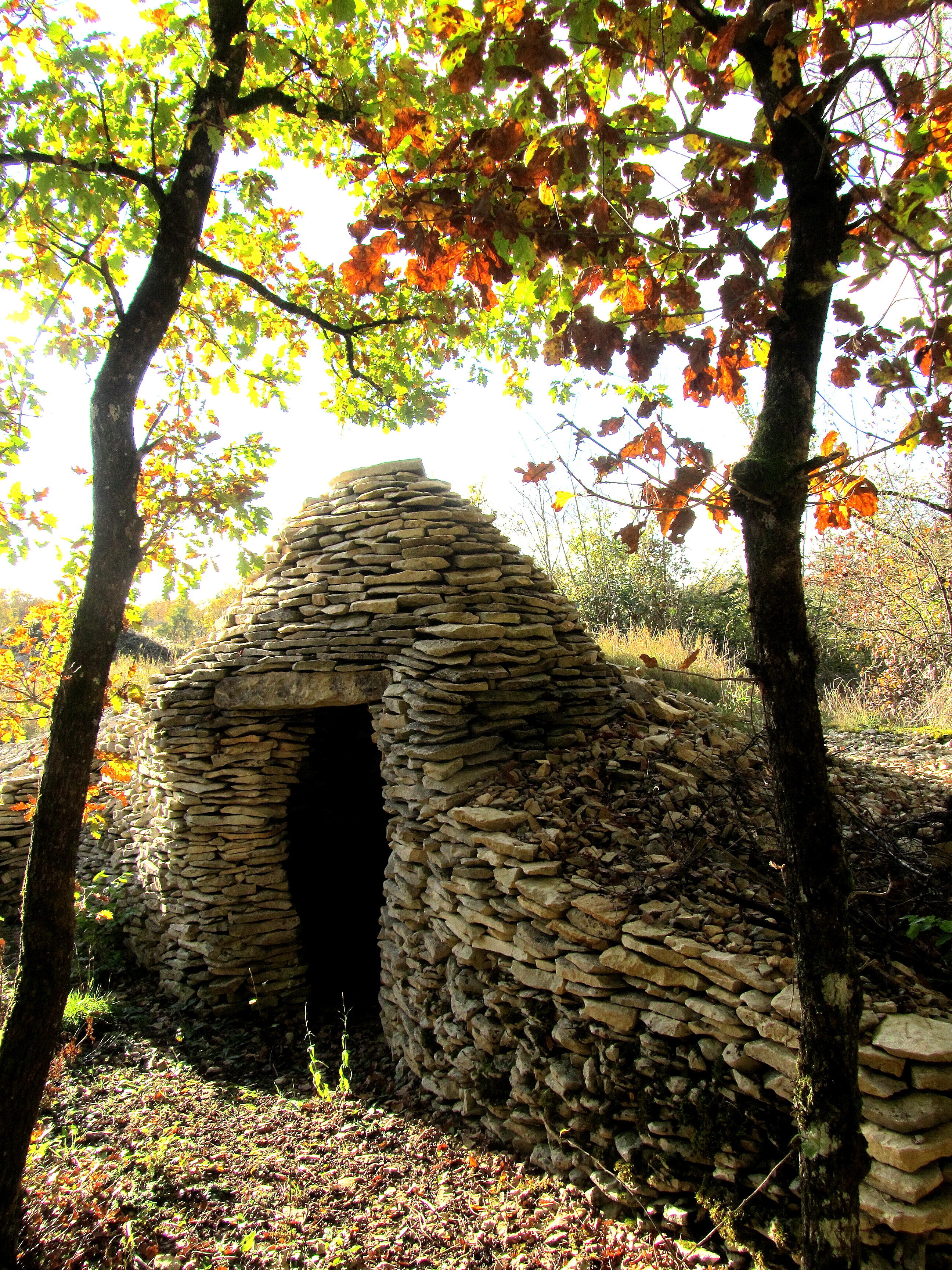 Randonnée dans les meurgers d'Accolay et visite des cabanes de pierres sèches