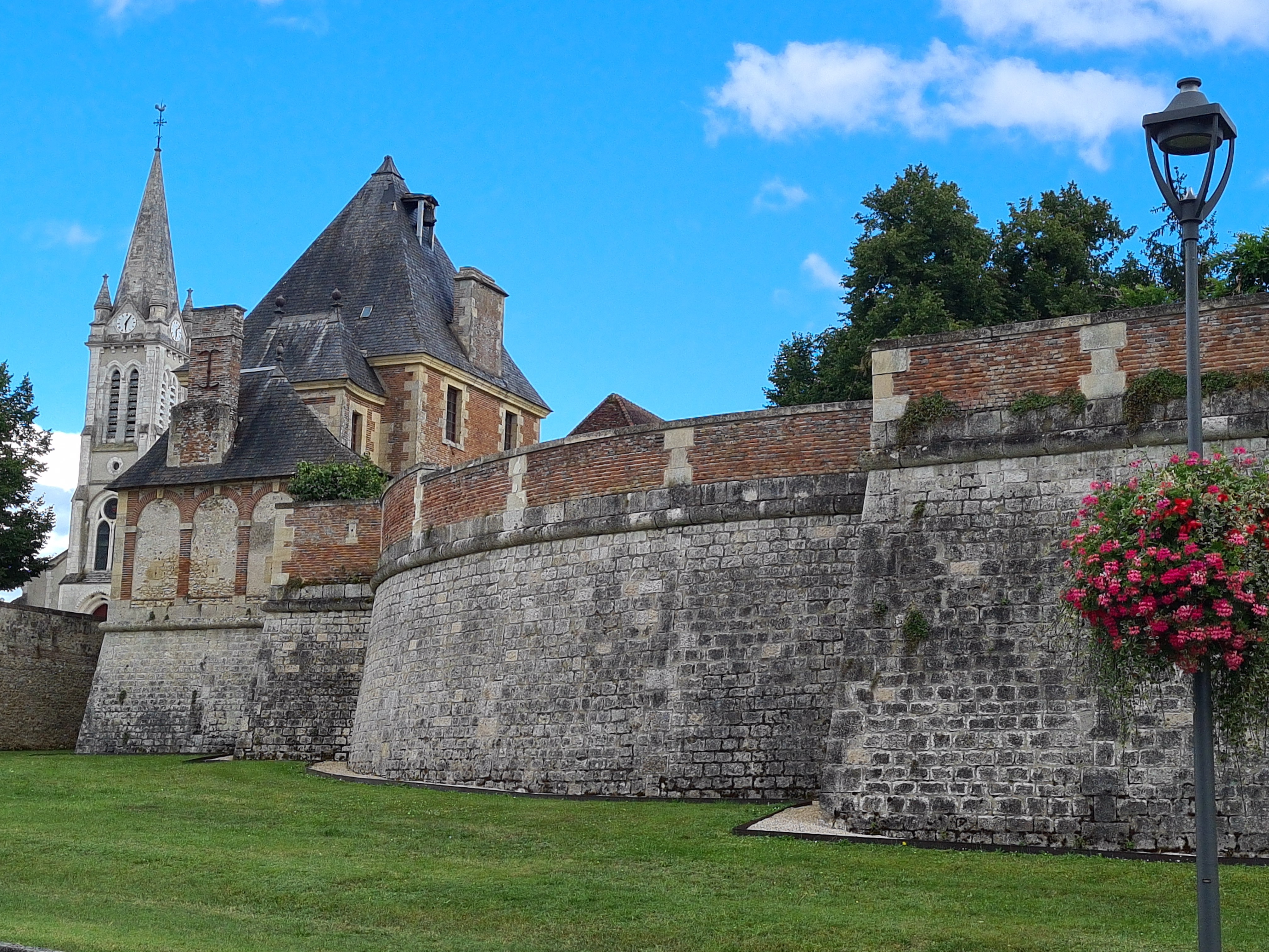 Visite guidée du château de Dampierre (extérieur)