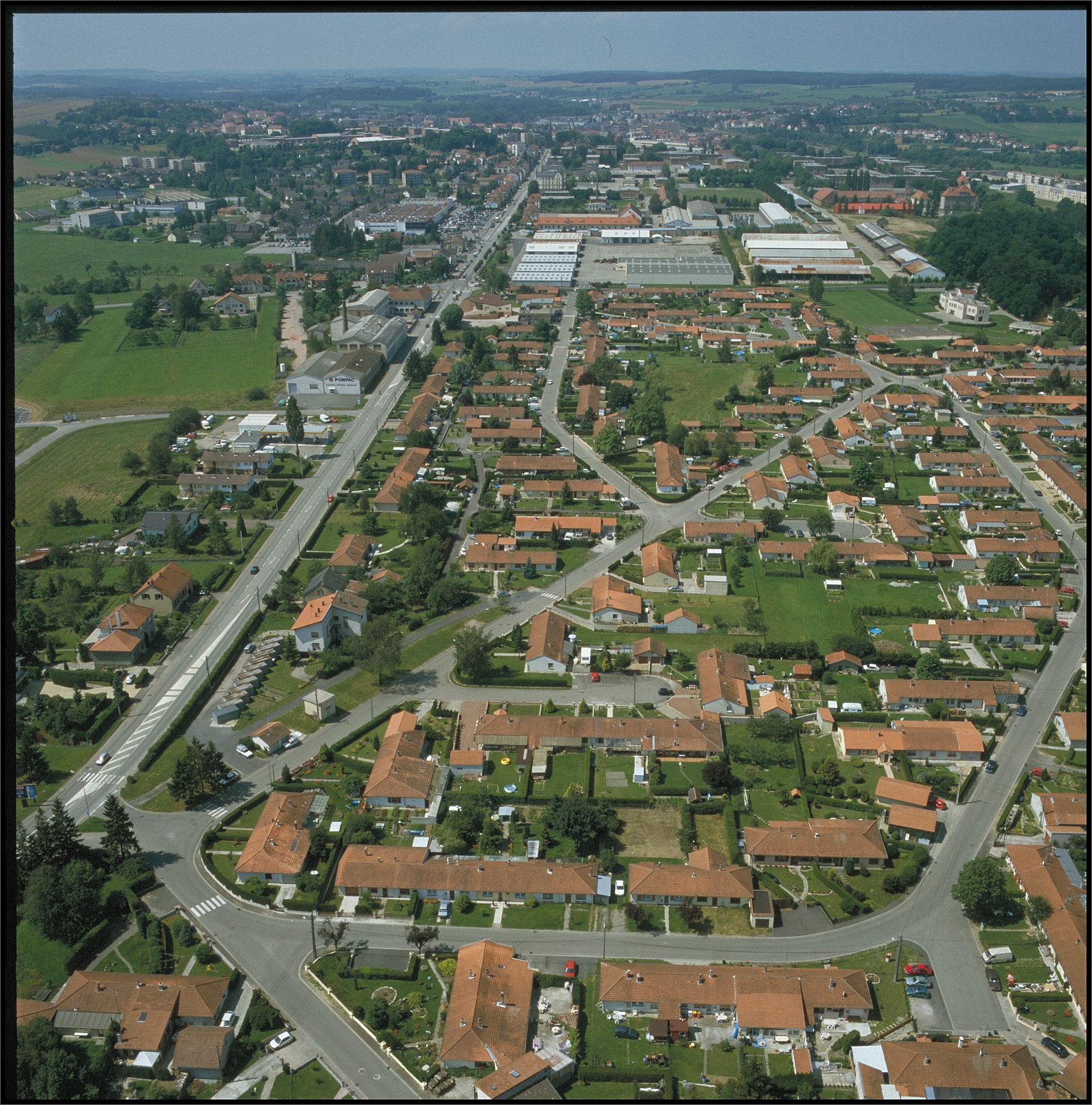 Visite de la cité Perkins à Sarrebourg, la cité américaine et les établissements scolaires (extérieurs).