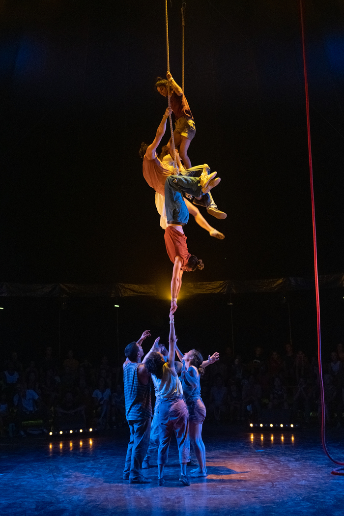 Originaire de l'île de la Réunion, Cirquons Flex mêle mât chinois et arts martiaux, jonglerie et agrès aériens, musique et acrobaties des corps et des mots.