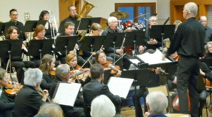 L'orchestre interprète un répertoire varié mêlant des pièces classiques BEETHOVEN, SCHUBERT, DEBUSSY...des musiques de films et des pièces de jazz et de variétés.