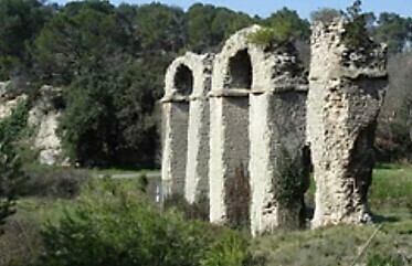 Randonnée le long de l’aqueduc romain de Traconnade à Meyrargues