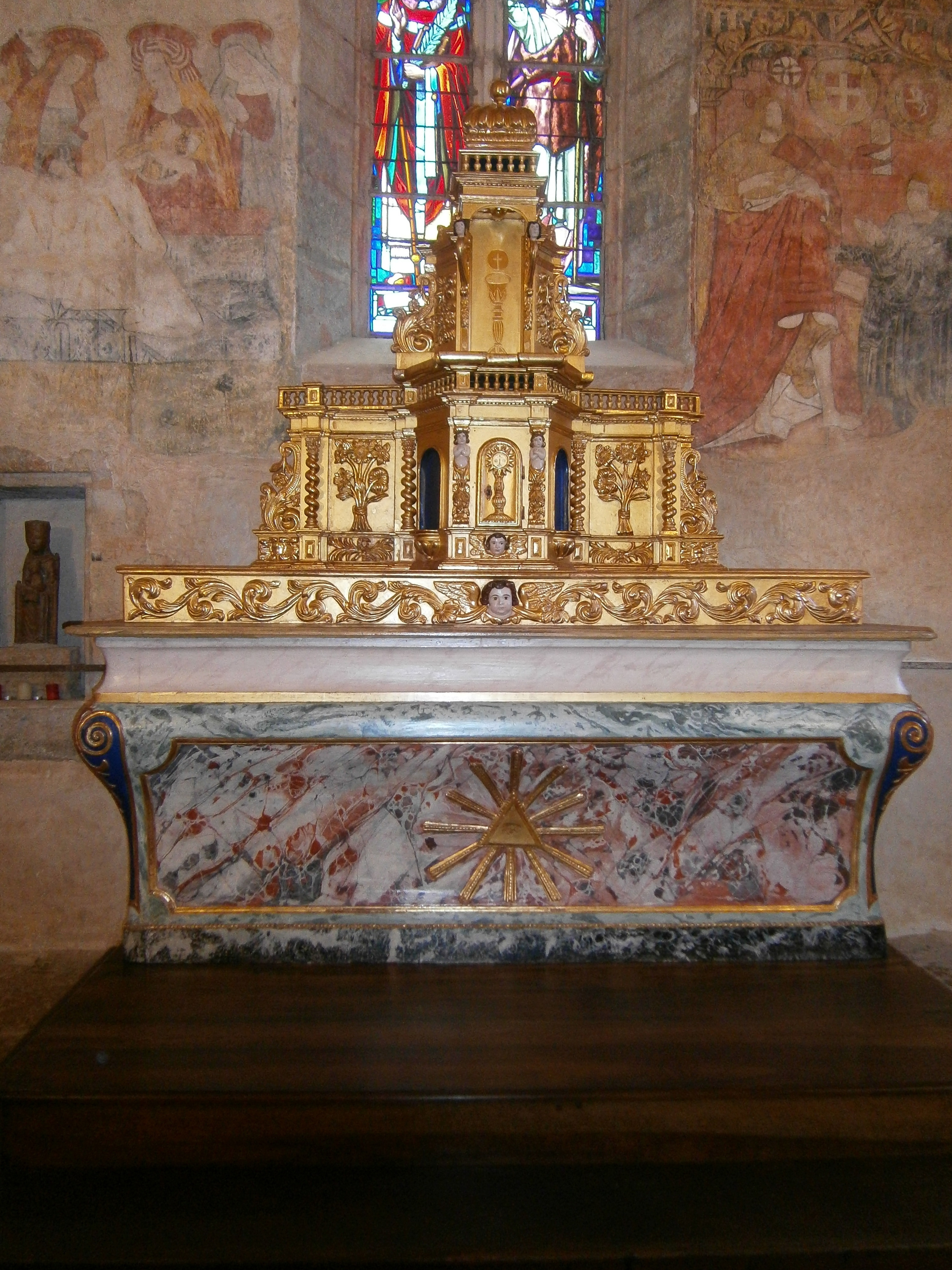 Découvrez l'église restaurée, son retable et ses remarquables fresques