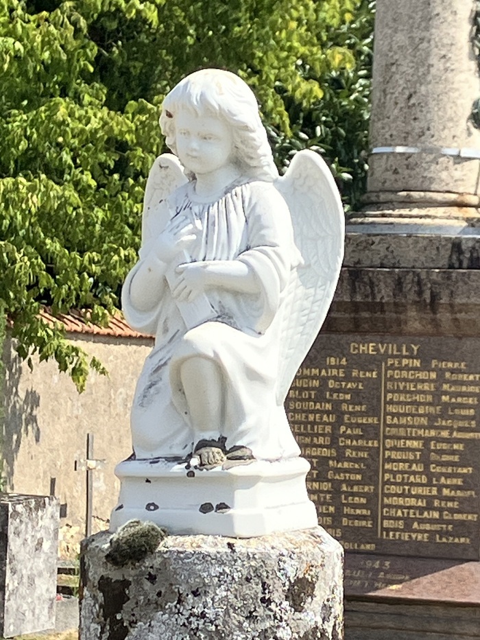 Le cimetière de Chevilly (Loiret), patrimoine historique et funéraire.