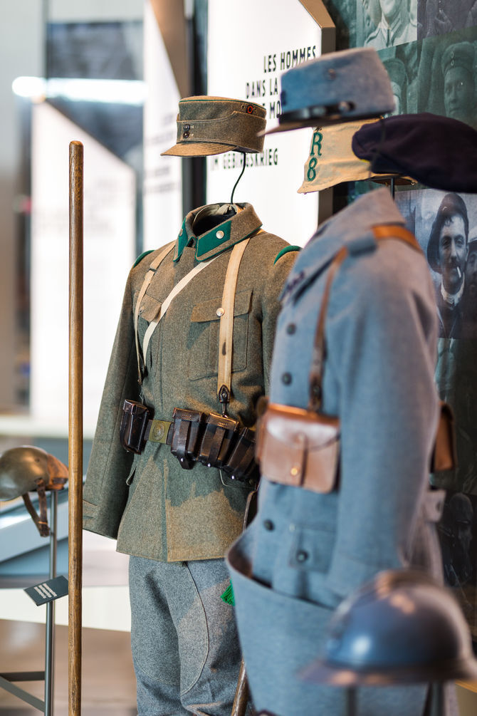 Atelier "essayage" des uniformes de la Grande Guerre