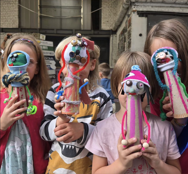 Vacances pour tous : Ateliers d'upcycling artistiques avec la création de marionnettes en bobines-chaussettes