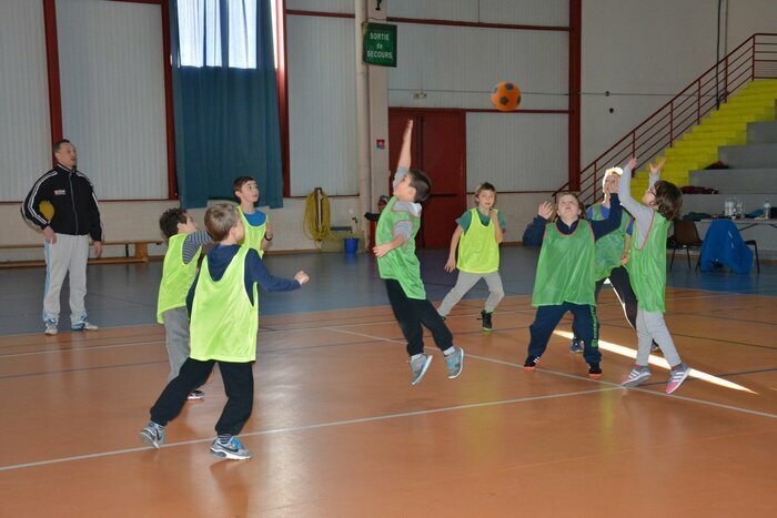 Découverte des sports collectifs : handball, basket.