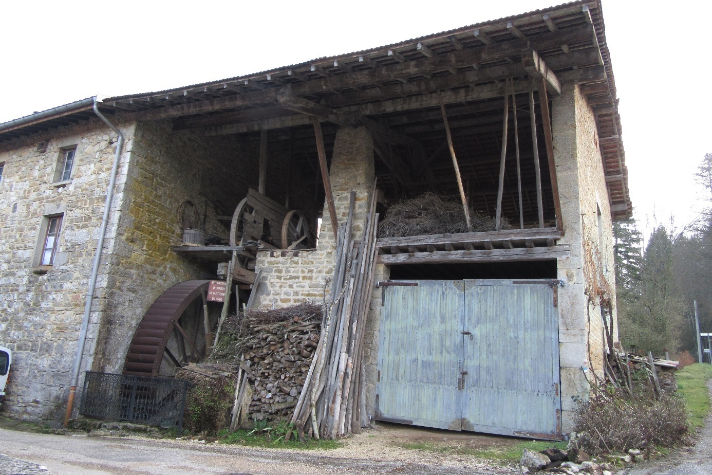 Moulin Perrin - Démonstration scie et fabrication d'huile de noix