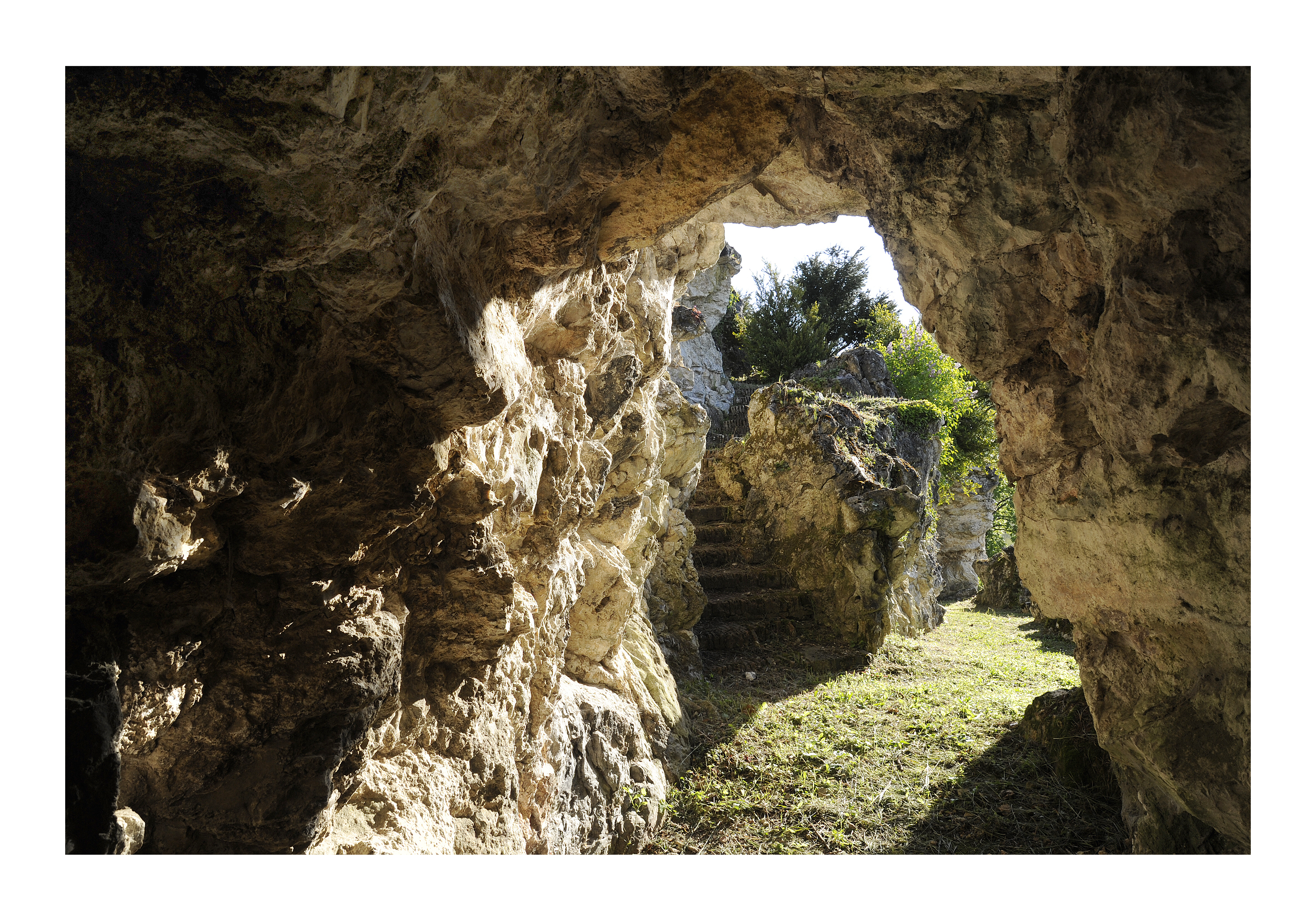 Accès libre aux grottes et enrochements