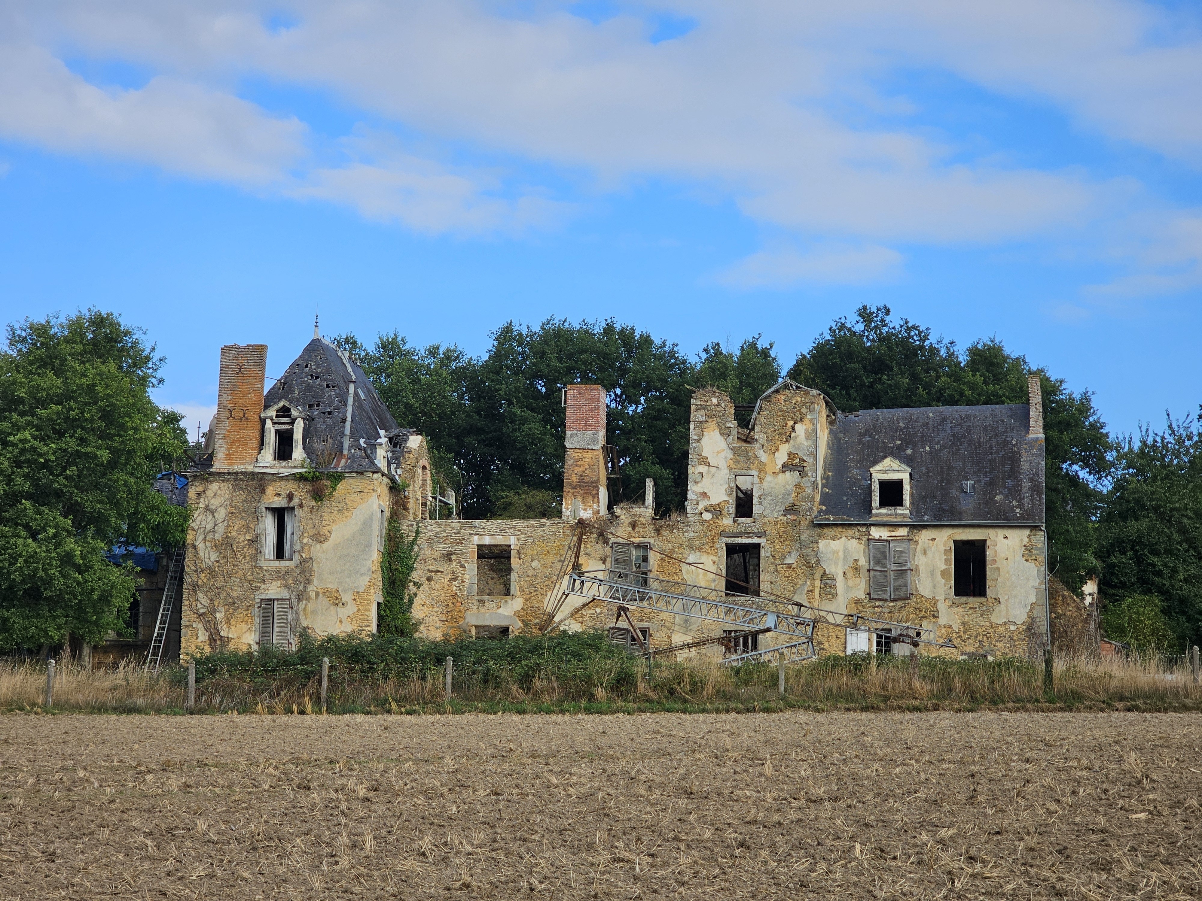 Les chantiers participatifs prolongent 2000 ans d'histoire au château de la Villaudray
