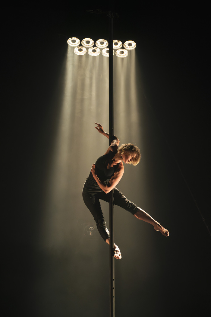 Fiction poétique, "La chute des anges" mêle cirque, danse et théâtre. Ici, Raphaëlle Boitel appelle à retrouver le pouvoir libérateur de la nature humaine.