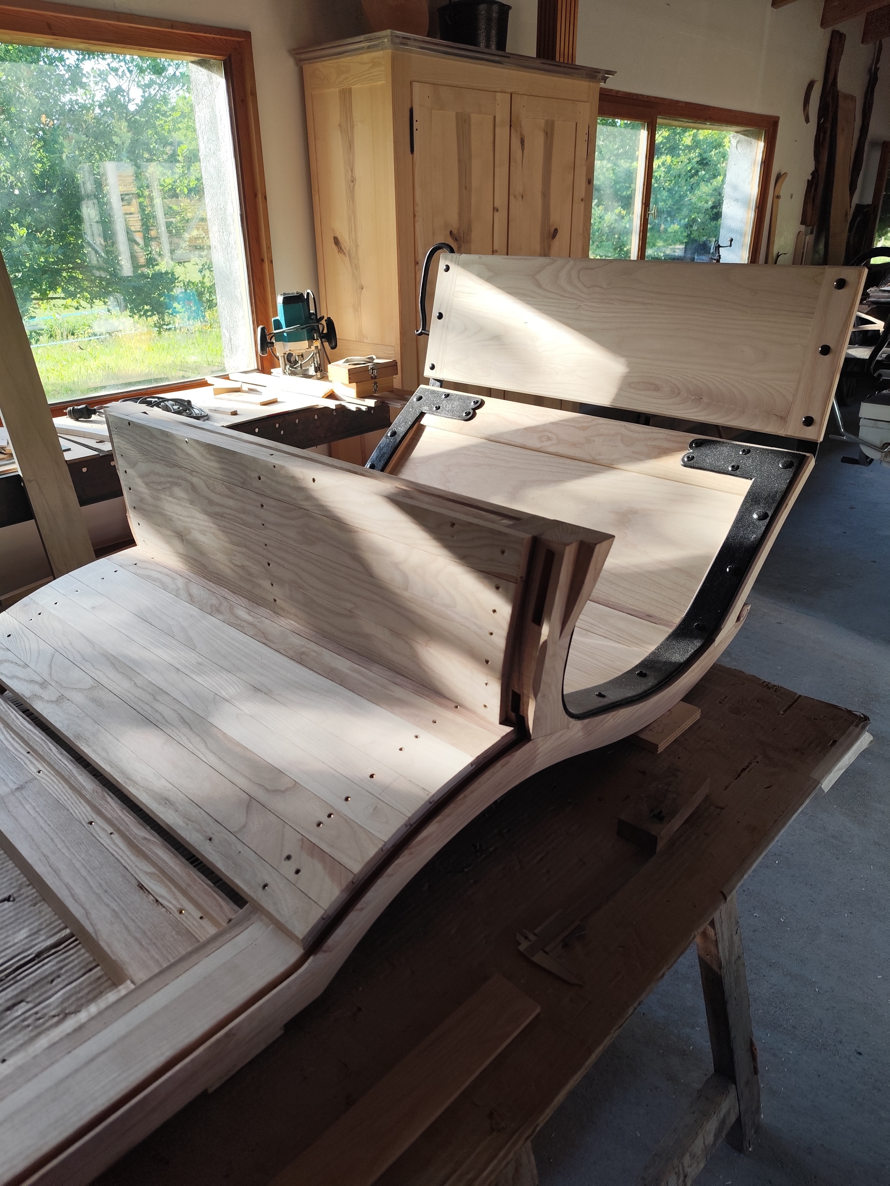 Découverte d'un atelier d'ébénisterie, créations originales à partir
de bois local