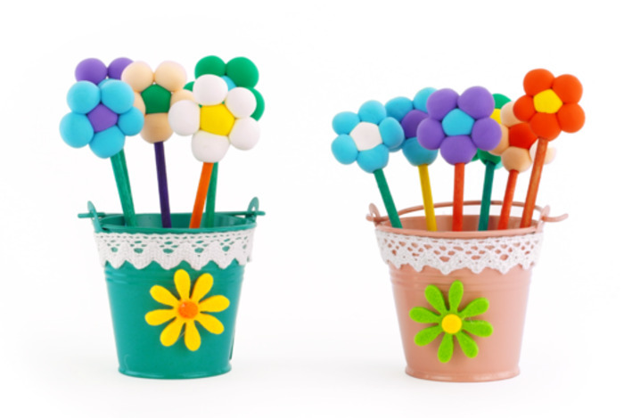 Créez votre propre pot de fleurs coloré et unique en pâte à modeler ! Une activité ludique et créative pour petits et grands, parfaite pour laisser libre cours à l’imagination.