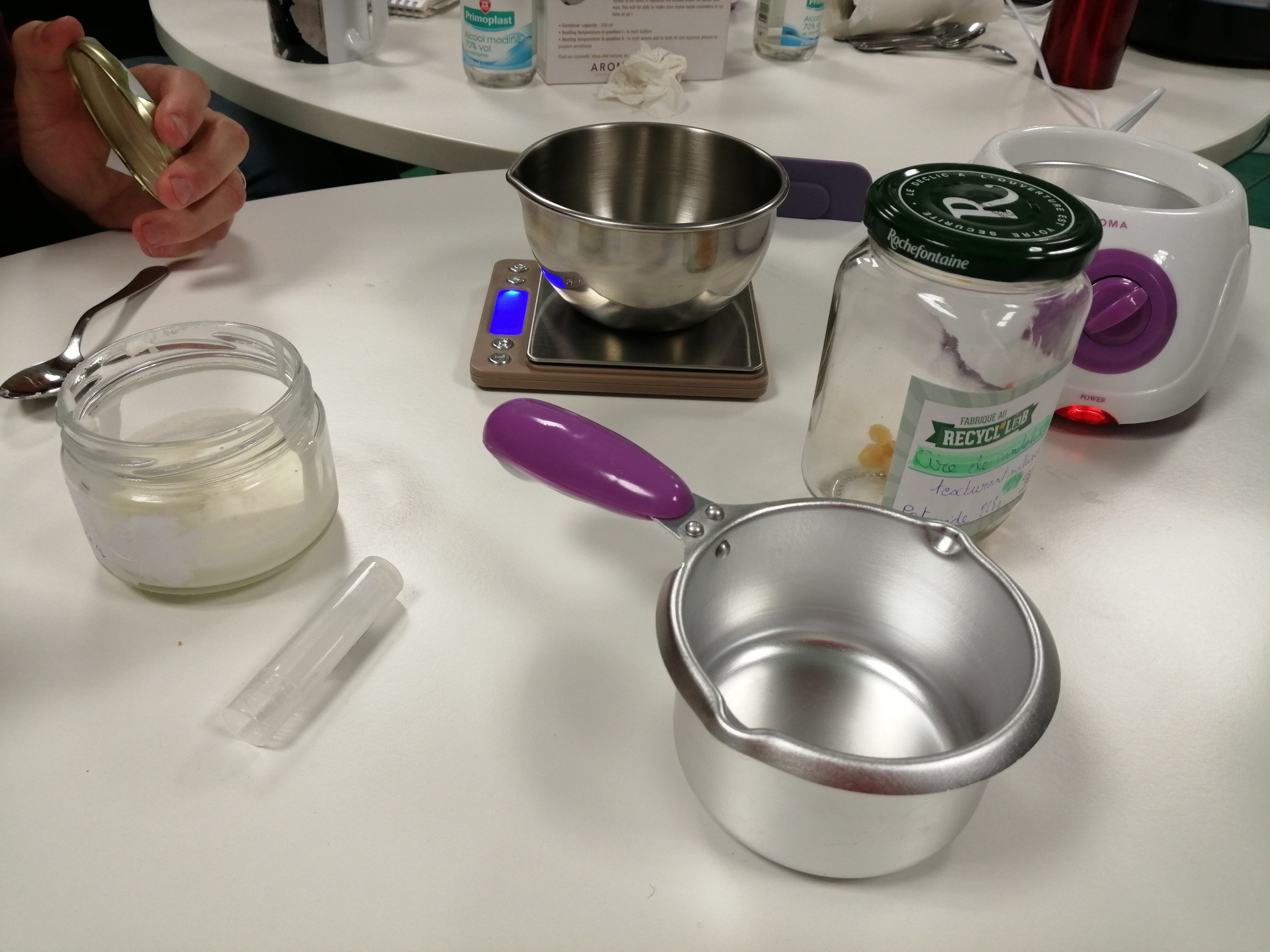 J'apprends à fabriquer une crème pour les mains