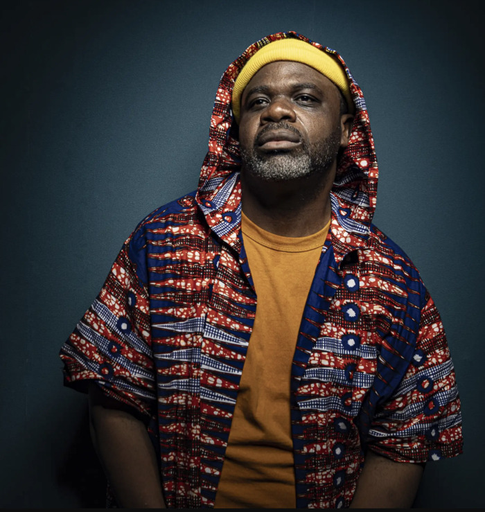 Le rappeur et poète KOHNDO présente son projet Plus haut que la Tour Eiffel, une fresque musicale entre hip hop, afrobeat et blues berbère. Un récit vibrant d’exil et de voyage, qui se déploie comme u