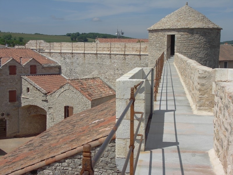 Visite des remparts de La Cavalerie et exposition "Les Monnaies des Croisades"