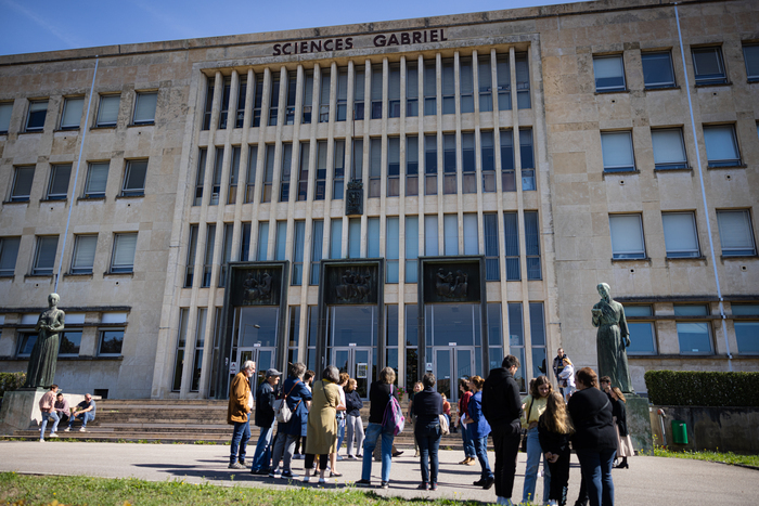 Visite du campus à double voix