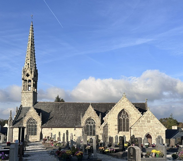 Visite de l'église de Brennilis