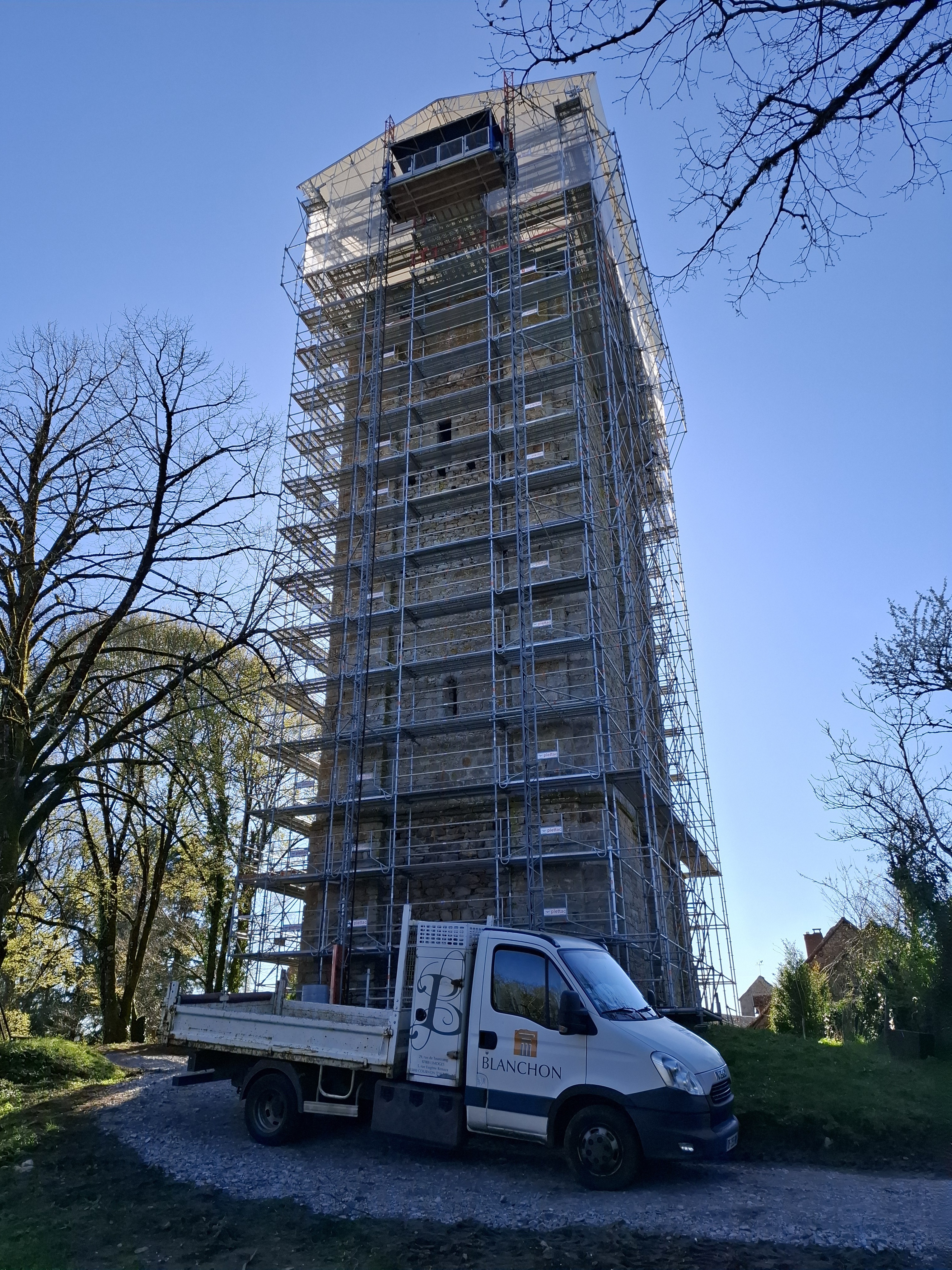 Visite du chantier du donjon de château Chervix