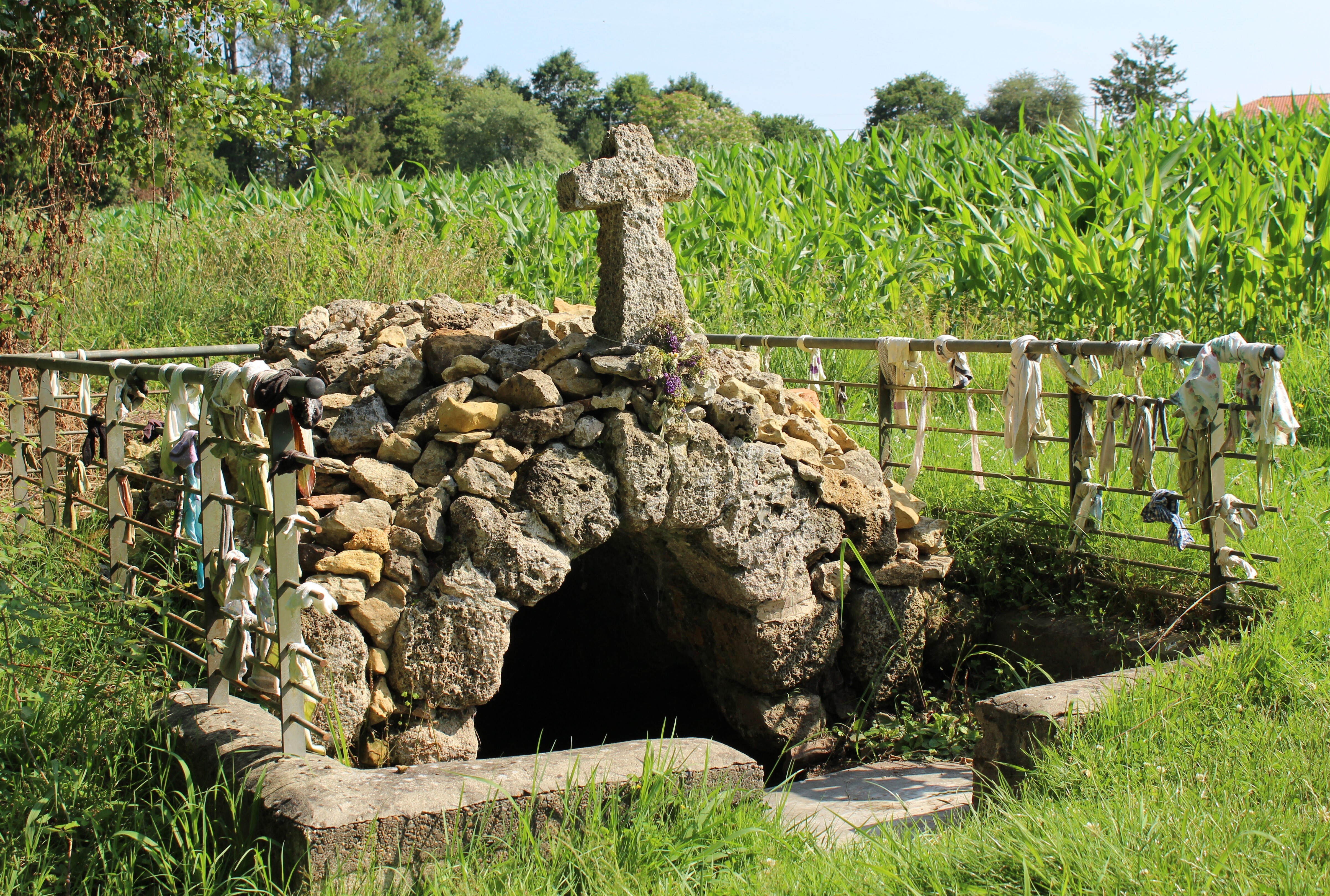 Fontaine, chapelle et concert à Ousse-Suzan